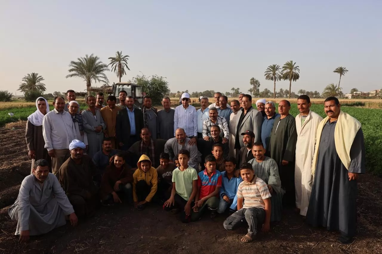 كدواني يحصد القمح مع المزارعين ويؤكد: دعم الفلاح أولوية وطنية