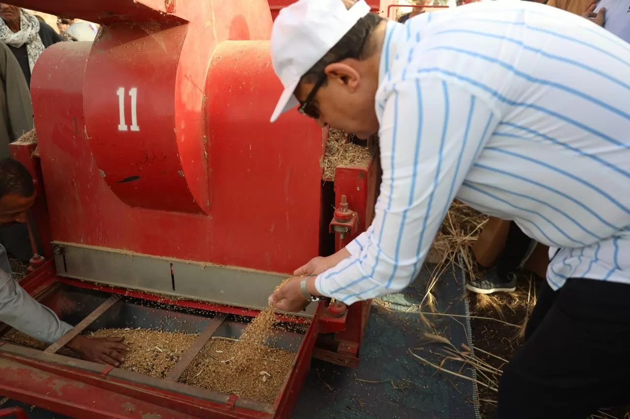 كدواني يحصد القمح مع المزارعين ويؤكد: دعم الفلاح أولوية وطنية