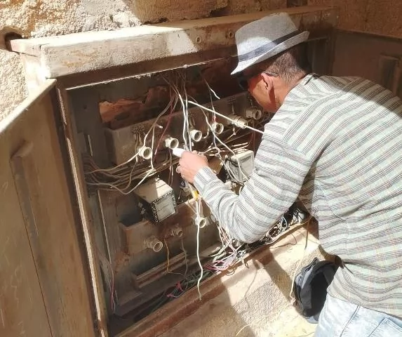 جهاز بدر يقطع المرافق عن إحدى الجهات الهامة ويشن حملة إشغالات.. ص