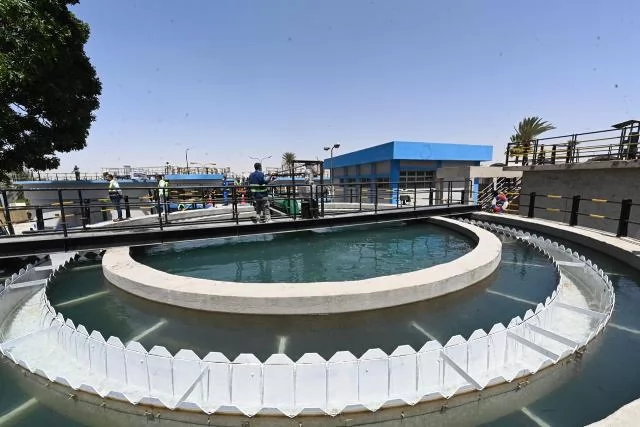 وزيرة الإسكان ومحافظ الأقصر يتفقدان محطة مياه الأقصر الغربية