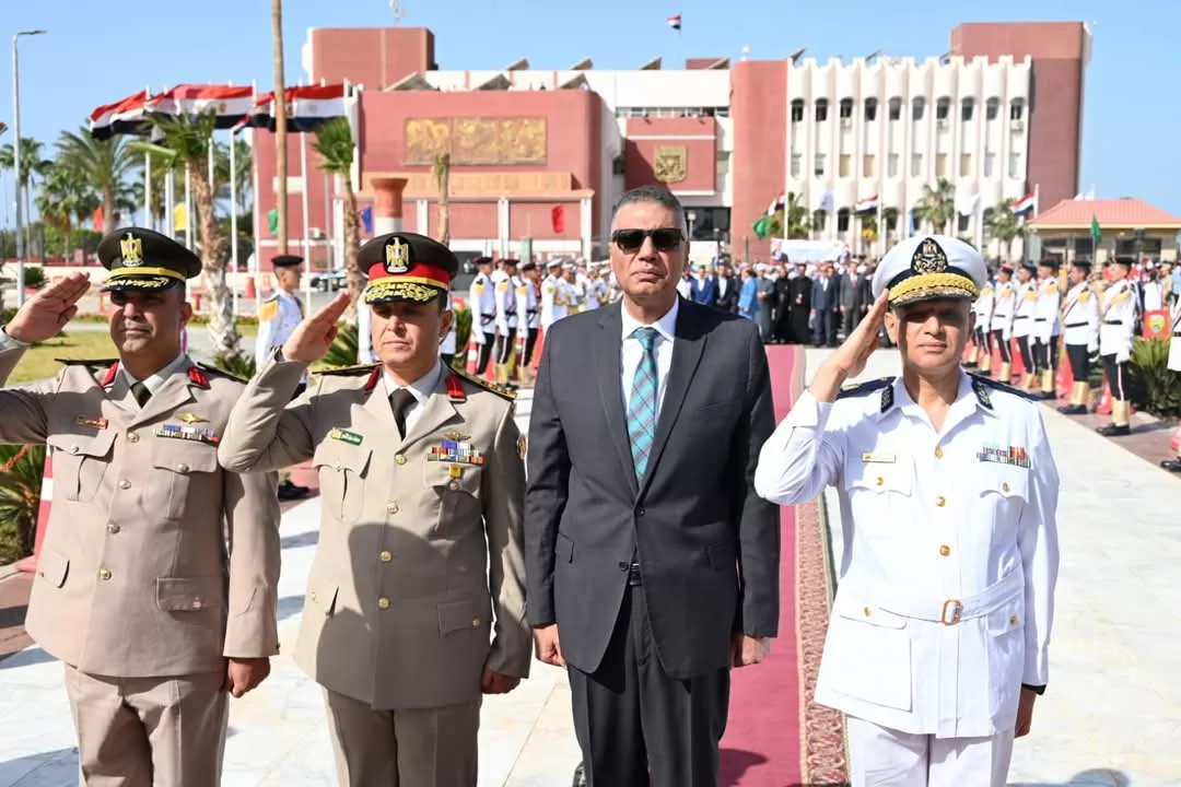 محافظ جنوب سيناءيضع إكليل الزهورعلى النصب التذكاري للجندي المجهول