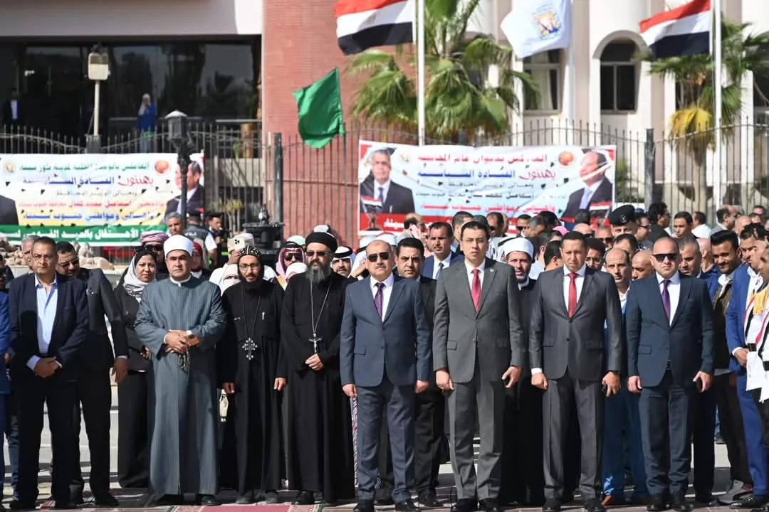 محافظ جنوب سيناءيضع إكليل الزهورعلى النصب التذكاري للجندي المجهول