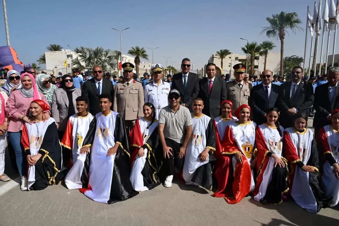 محافظ جنوب سيناءيضع إكليل الزهورعلى النصب التذكاري للجندي المجهول