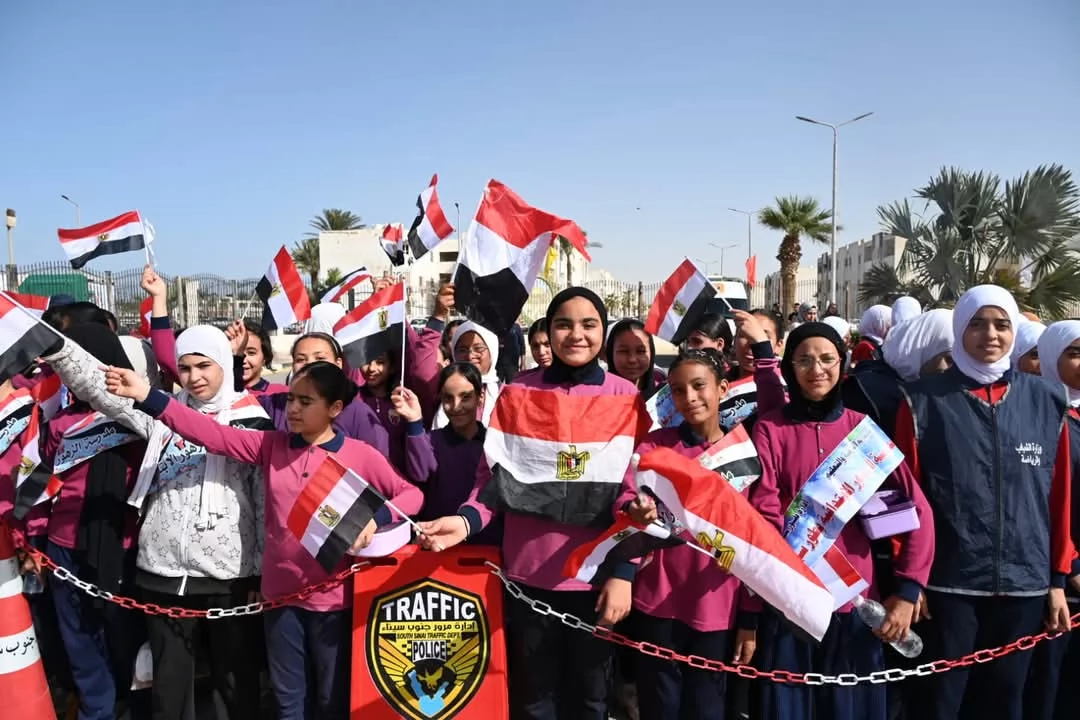 محافظ جنوب سيناءيضع إكليل الزهورعلى النصب التذكاري للجندي المجهول