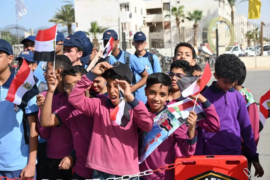 محافظ جنوب سيناءيضع إكليل الزهورعلى النصب التذكاري للجندي المجهول