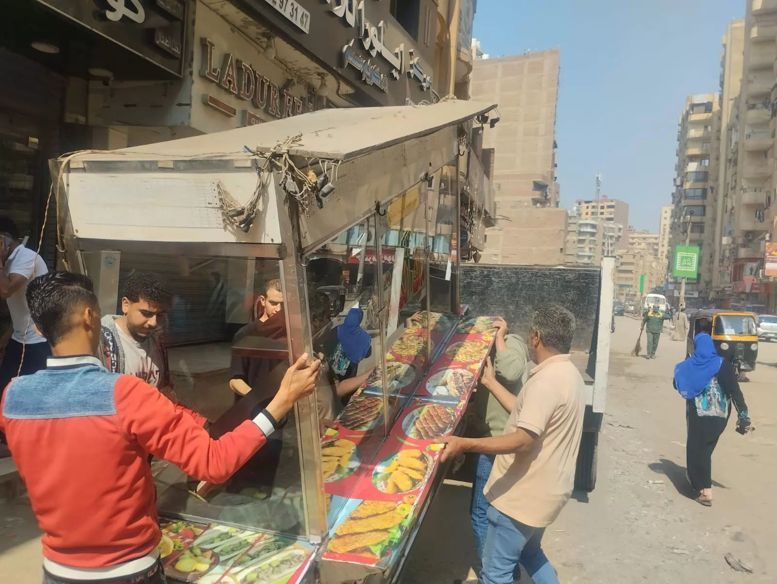  حي الهرم يقود عدة حملات ورفع عشرات المخالفات والاشغالات وازالات