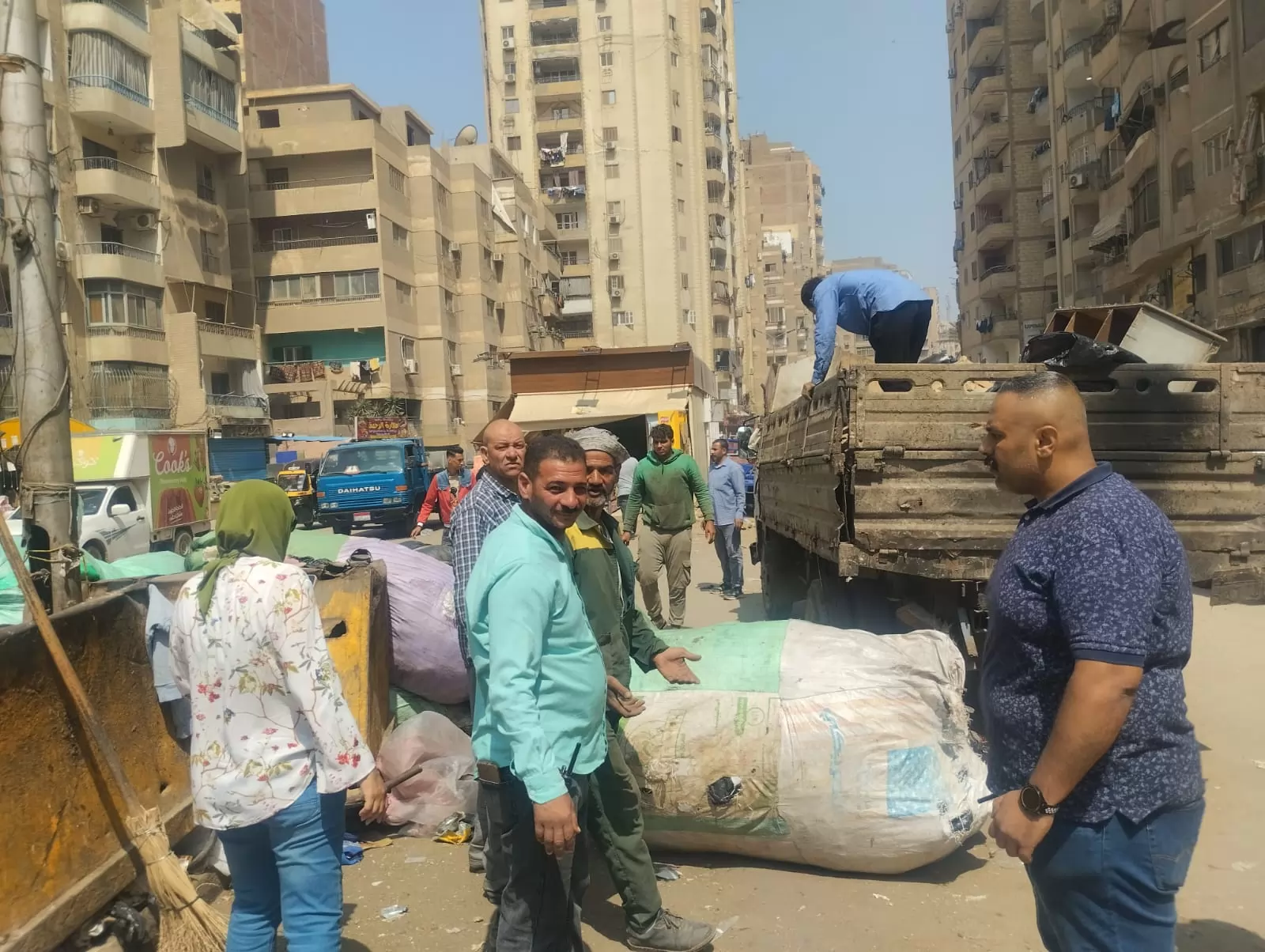  حي الهرم يقود عدة حملات ورفع عشرات المخالفات والاشغالات وازالات