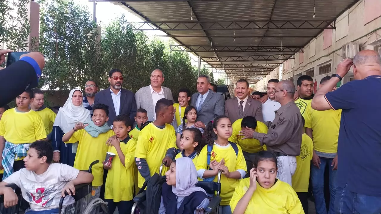 عروض السيرك تسعد ذوي الاحتياجات الخاصة بمركز شباب مدينة قنا