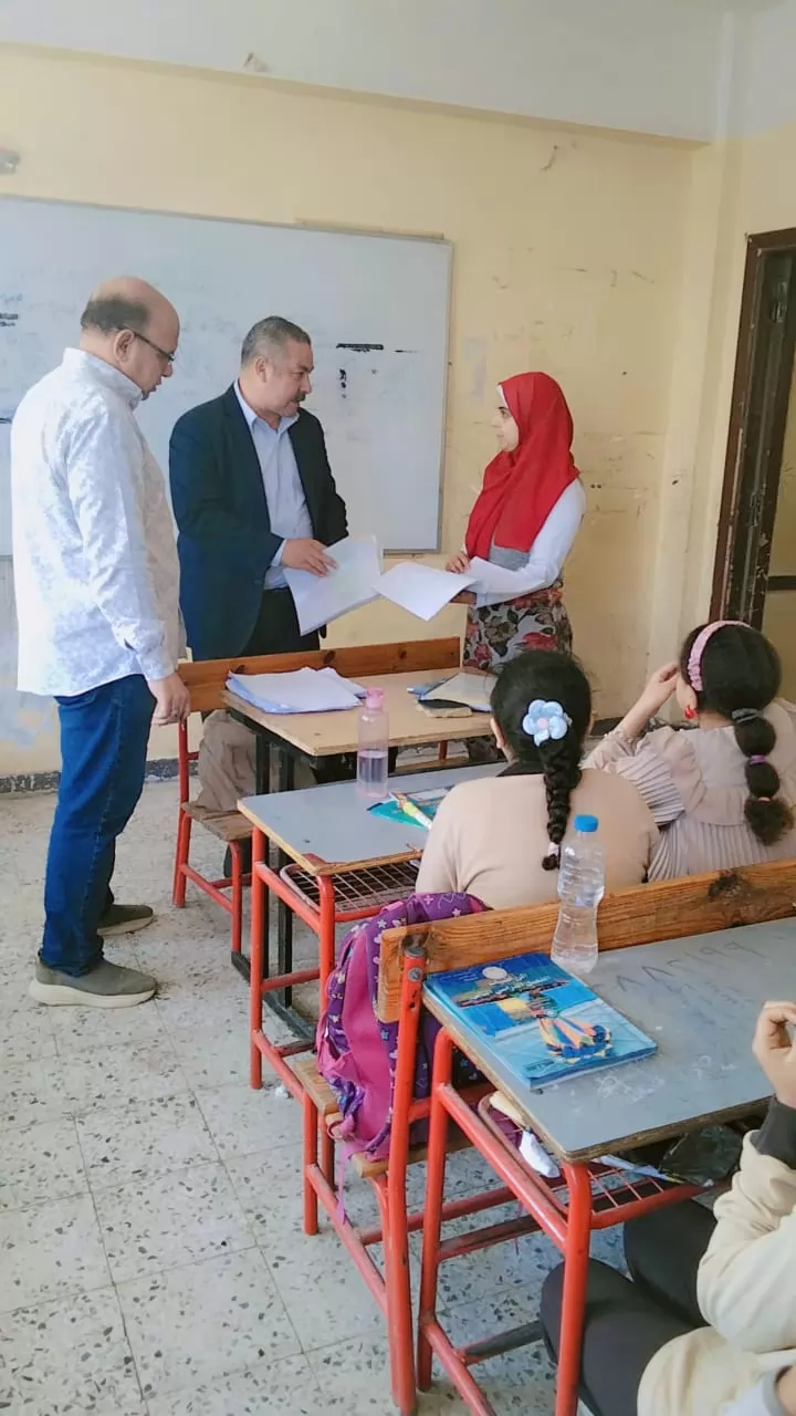 مدير تعليم الخانكة يتابع الإمتحانات الشهرية بالمدارس