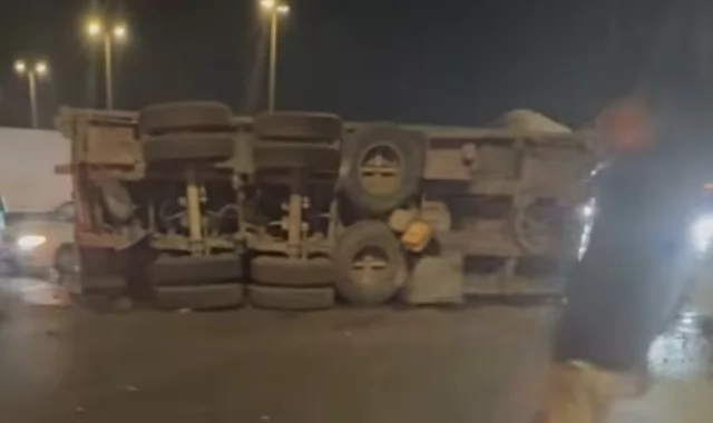 اصطدام سيارتين نقل فى حدائق أكتوبر وسقوط ضحايا