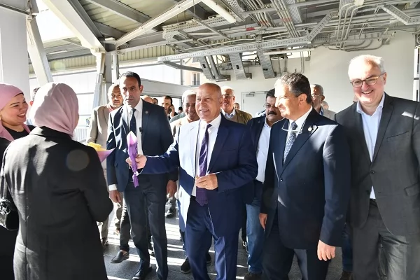 وزير النقل يقدم التهنئة للشعب المصري على تشغيل مونوريل شرق النيل