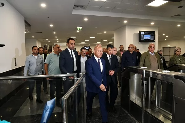وزير النقل يقدم التهنئة للشعب المصري على تشغيل مونوريل شرق النيل
