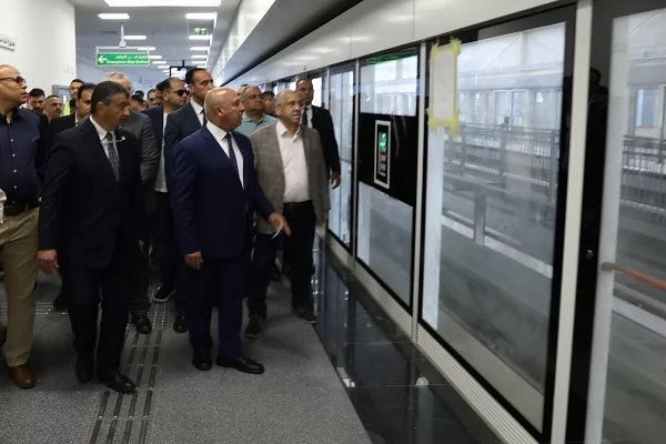 وزير النقل يقدم التهنئة للشعب المصري على تشغيل مونوريل شرق النيل