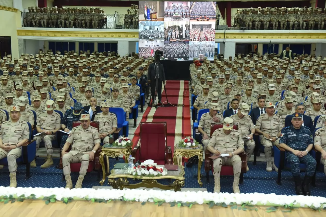 وزير الدفاع يلتقى عدداً من مقاتلى المنطقة الجنوبية العسكرية.. فيد