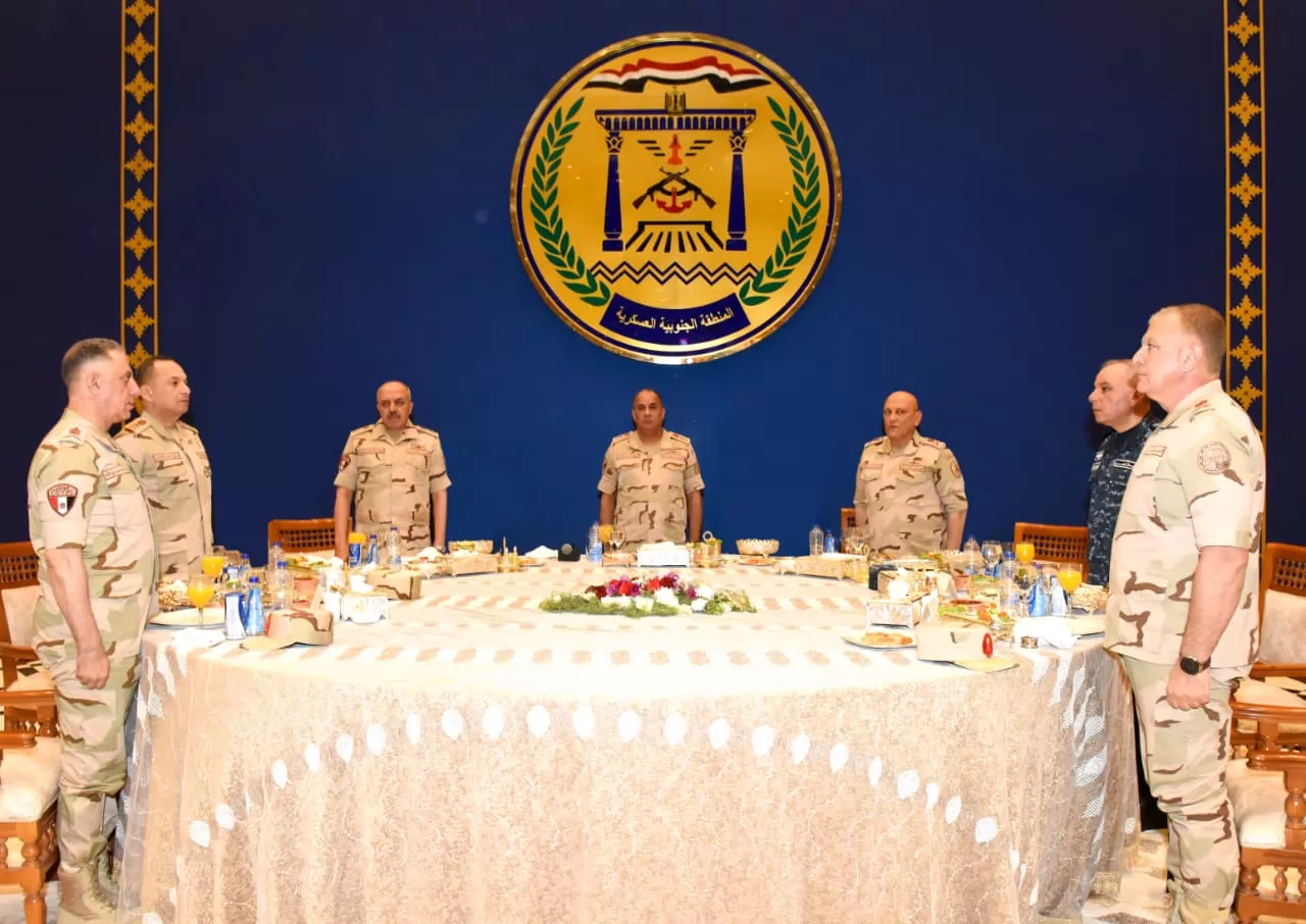 وزير الدفاع يلتقى عدداً من مقاتلى المنطقة الجنوبية العسكرية.. فيد