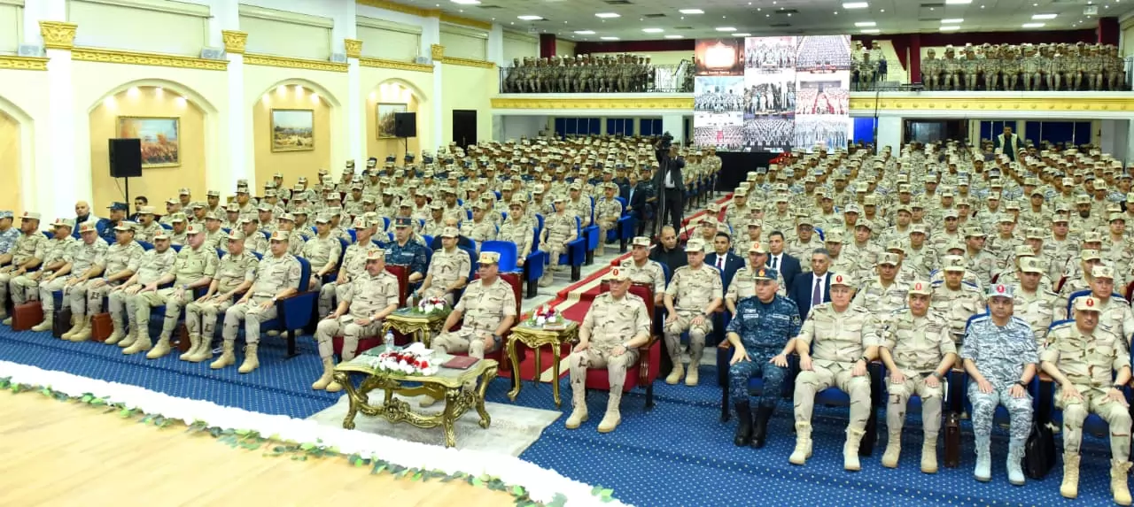 وزير الدفاع يلتقى عدداً من مقاتلى المنطقة الجنوبية العسكرية.. فيد