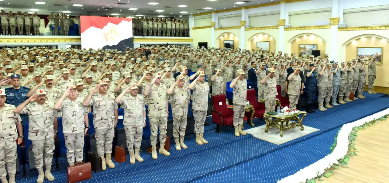 وزير الدفاع يلتقى عدداً من مقاتلى المنطقة الجنوبية العسكرية.. فيد