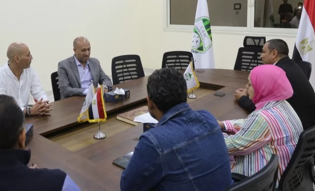 تعرف على تفاصيل زيارة رئيس جهاز مدينة الشروق لنادى جرين هيلز.. با