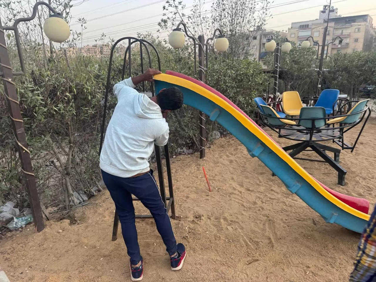       محافظ الجيزة يجري جولة مفاجئة بحدائق الأهرام 