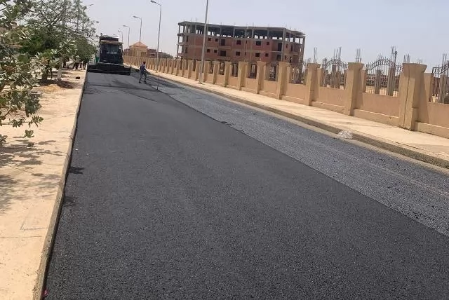 شاهد بالصور.. تنفيذ أحدث الطرق وتطوير المواقع داخل مدينة الشروق