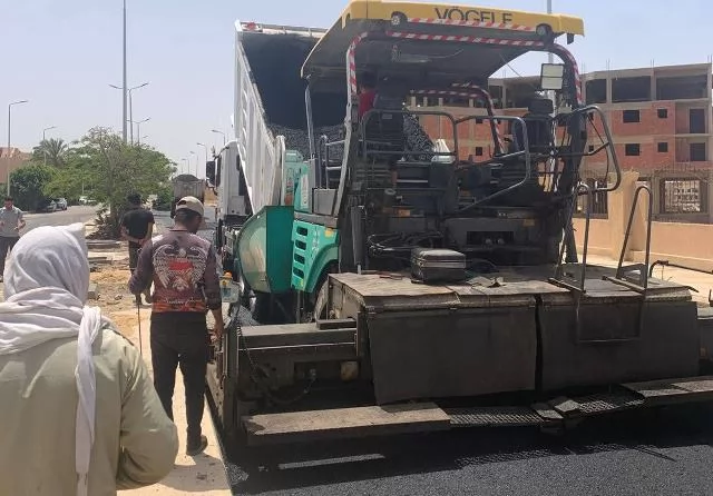 شاهد بالصور.. تنفيذ أحدث الطرق وتطوير المواقع داخل مدينة الشروق