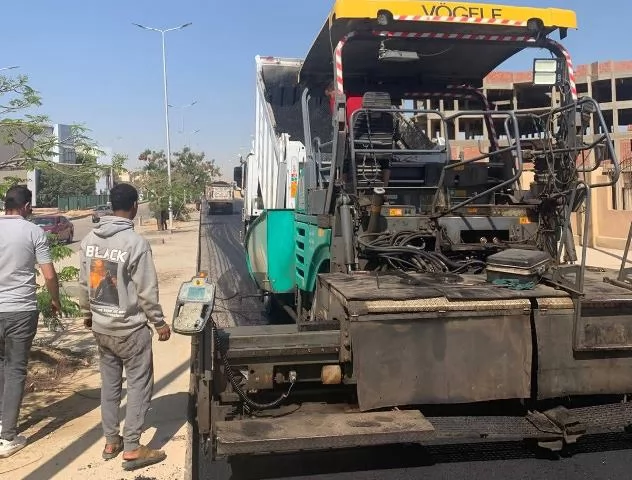 شاهد بالصور.. تنفيذ أحدث الطرق وتطوير المواقع داخل مدينة الشروق