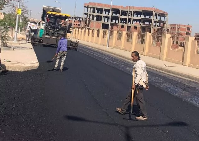 شاهد بالصور.. تنفيذ أحدث الطرق وتطوير المواقع داخل مدينة الشروق