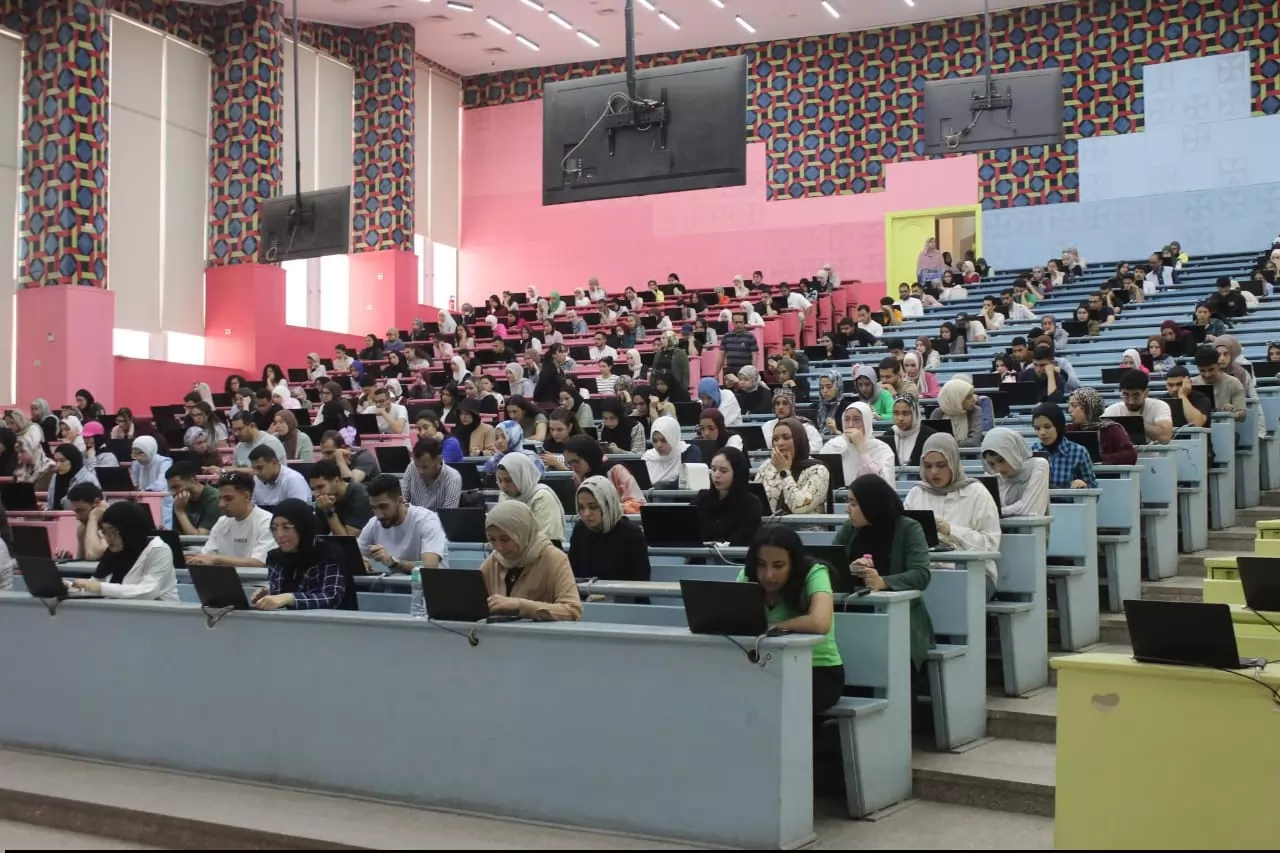 آداب عين شمس تحتفل تفعيل معامل الاختبارات الإلكترونية