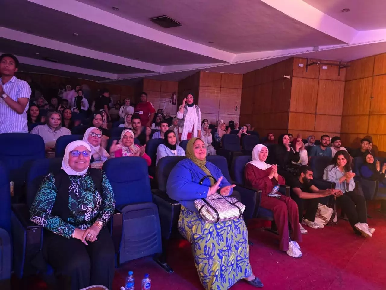 فريق كلية التربية للطفولة المبكرة يقدم العرض المسرحي (الدايرة) 
