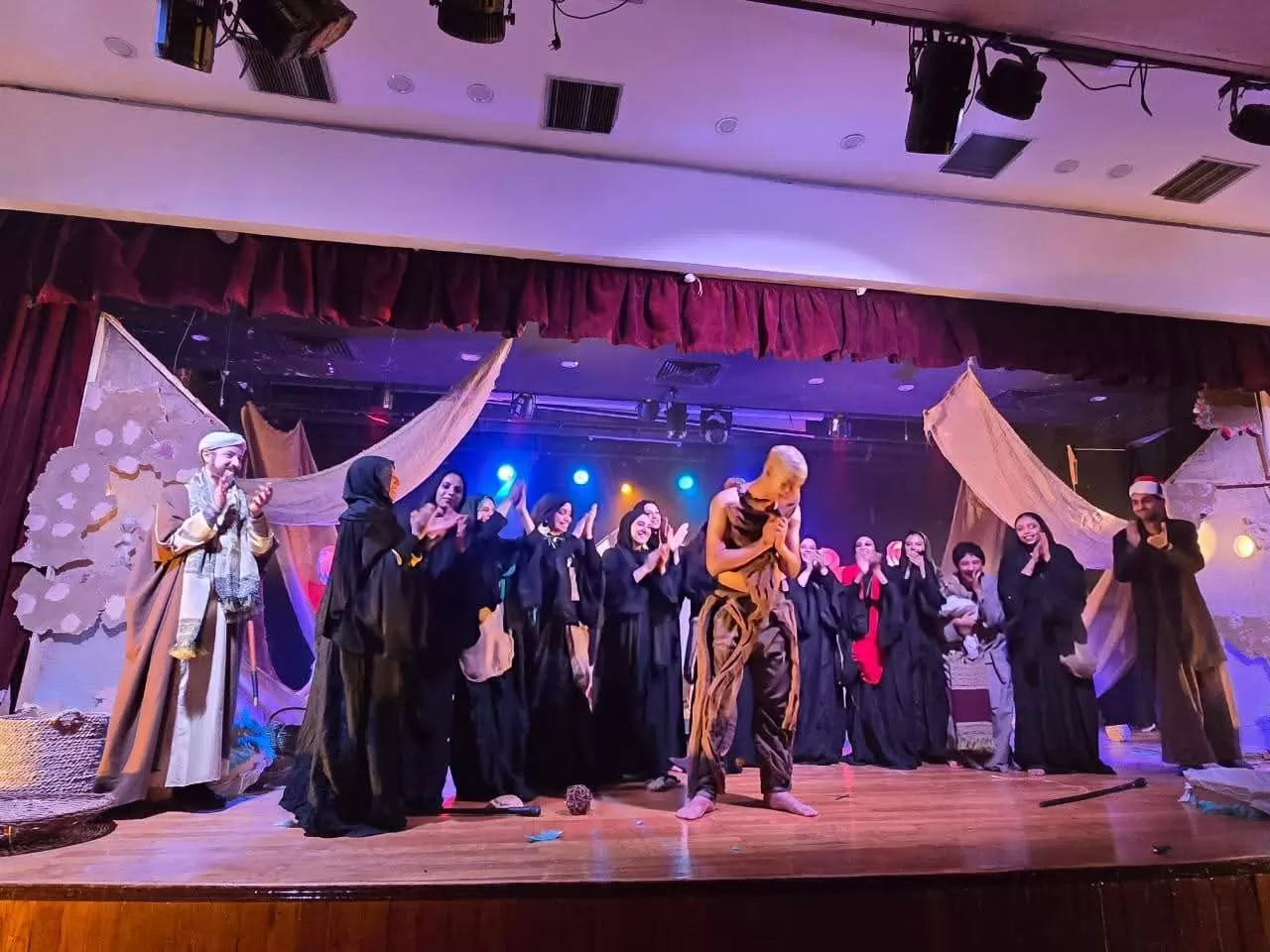 فريق كلية التربية للطفولة المبكرة يقدم العرض المسرحي (الدايرة) 