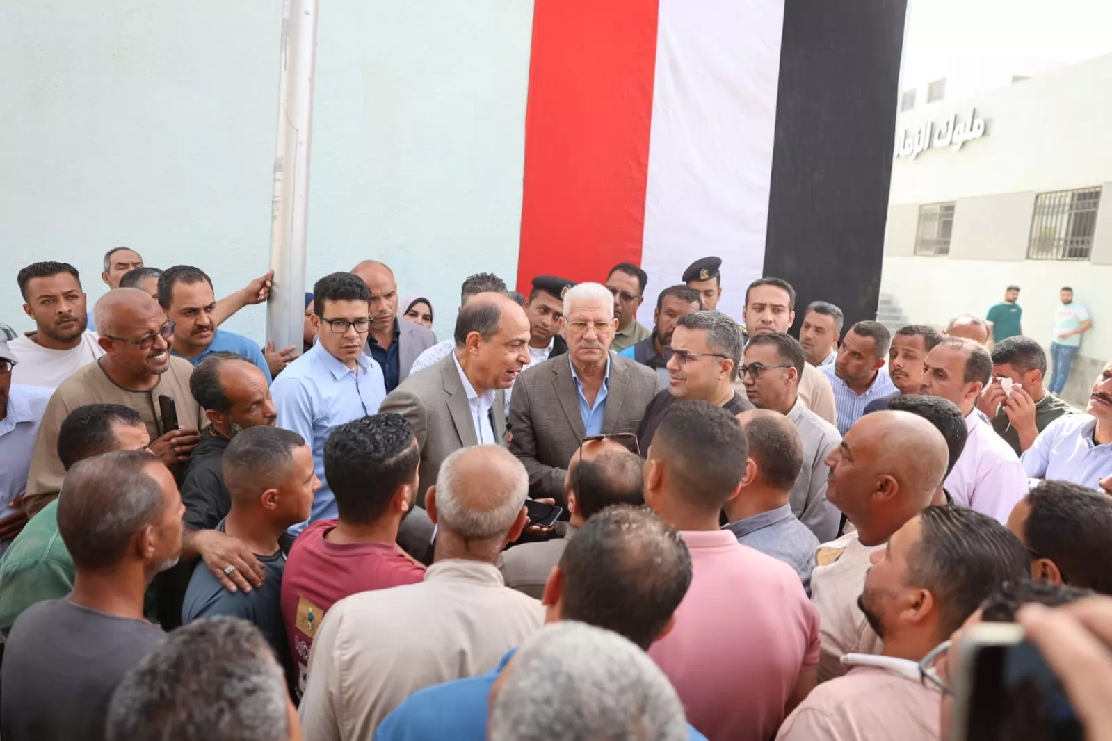 استقبال جماهيري لمحافظ المنيا بافتتاح مجمع مواقف سمالوط
