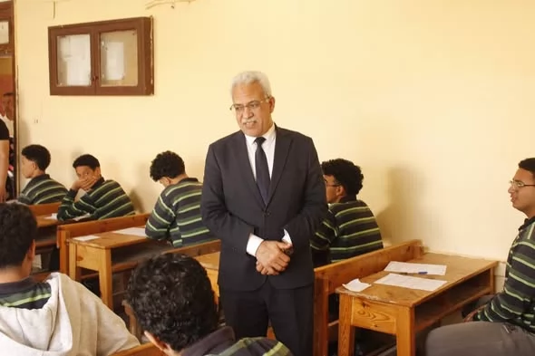 مدير تعليم الإسماعيلية يتفقد امتحانات آخر العام..صور