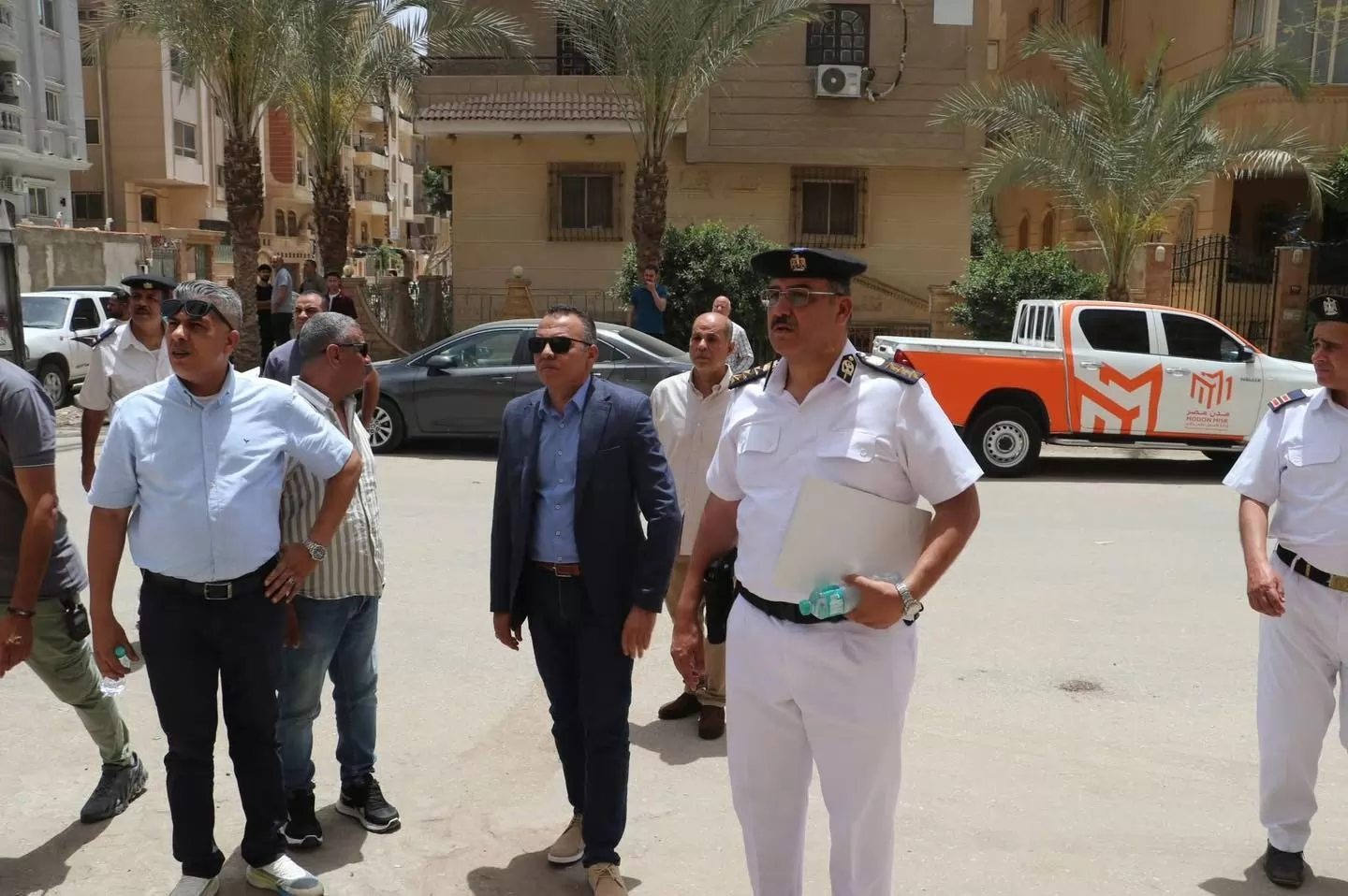جهاز 6 أكتوبر يغلق محلات مخالفة وينفذ 165 قرار وغلق