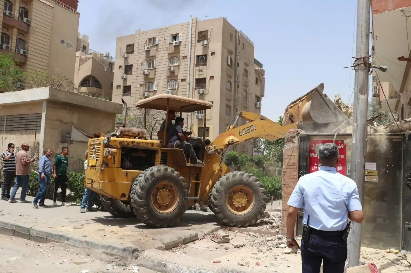 جهاز 6 أكتوبر يغلق محلات مخالفة وينفذ 165 قرار وغلق