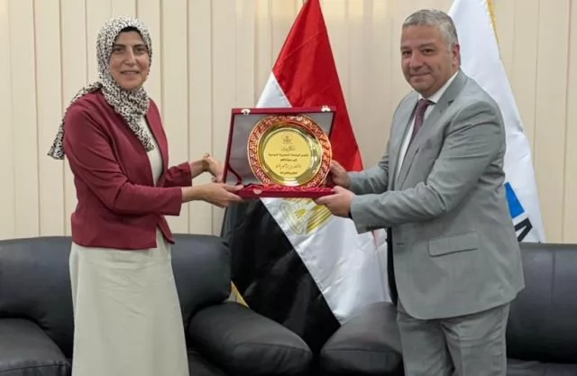 طلاب المصرية الروسية فى زيارة علمية بالمنطقة الإقتصادية بالقناة..