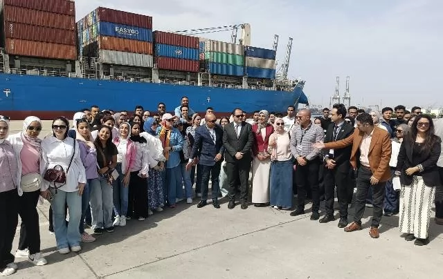 طلاب المصرية الروسية فى زيارة علمية بالمنطقة الإقتصادية بالقناة..