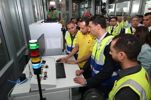 وزير الصناعة يتفقد مصنع «النصر للسيارات» بحلوان