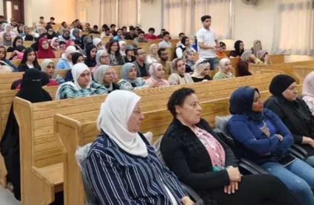 الجامعة المصرية الروسية تكرم أول فائزة بجائزة 