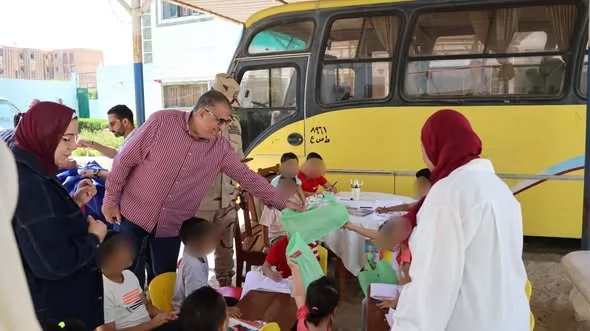 هدايا عينية لأيتام الإسماعيلية في عيد الأضحى..صور