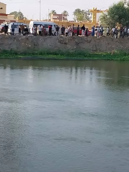 إصابة شخص في سقوط سيارة زفة عروسين بترعة الإسماعيلية..صور