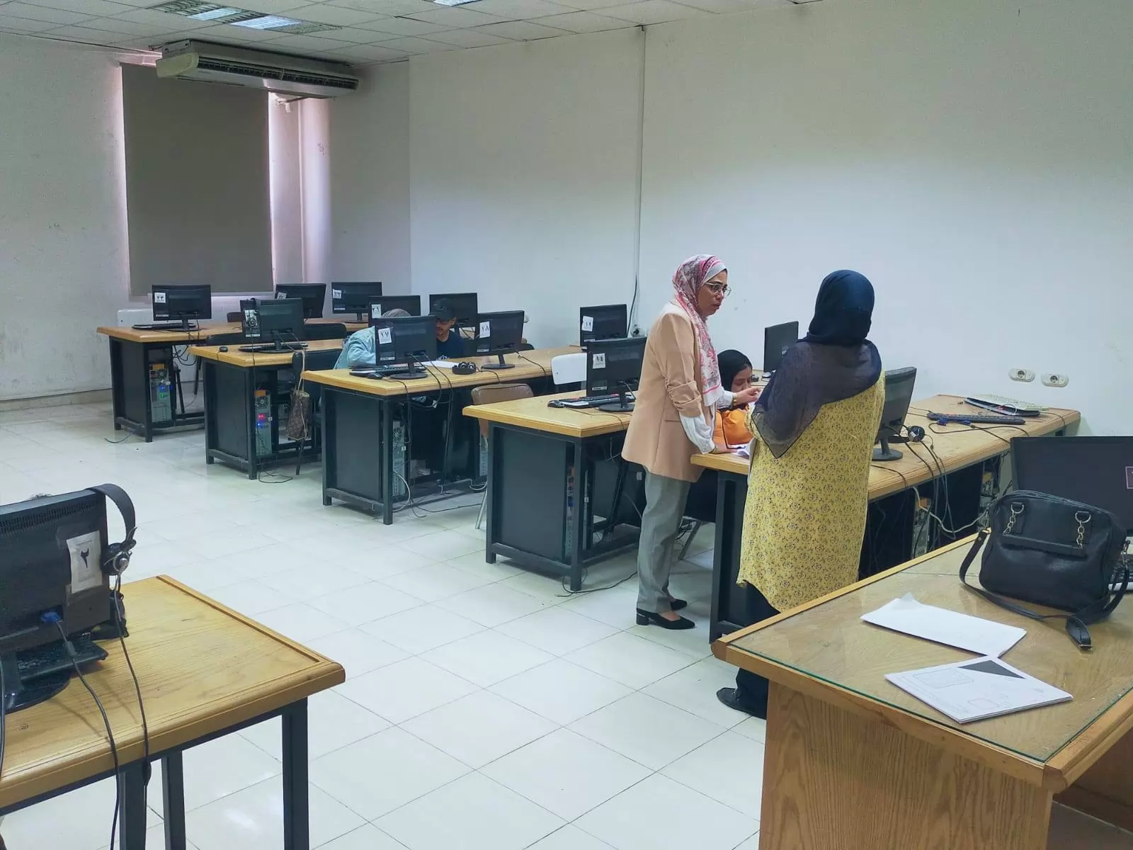 عميد ألسن عين شمس تتفقد امتحانات اَخر العام لمرحلة الليسانس 