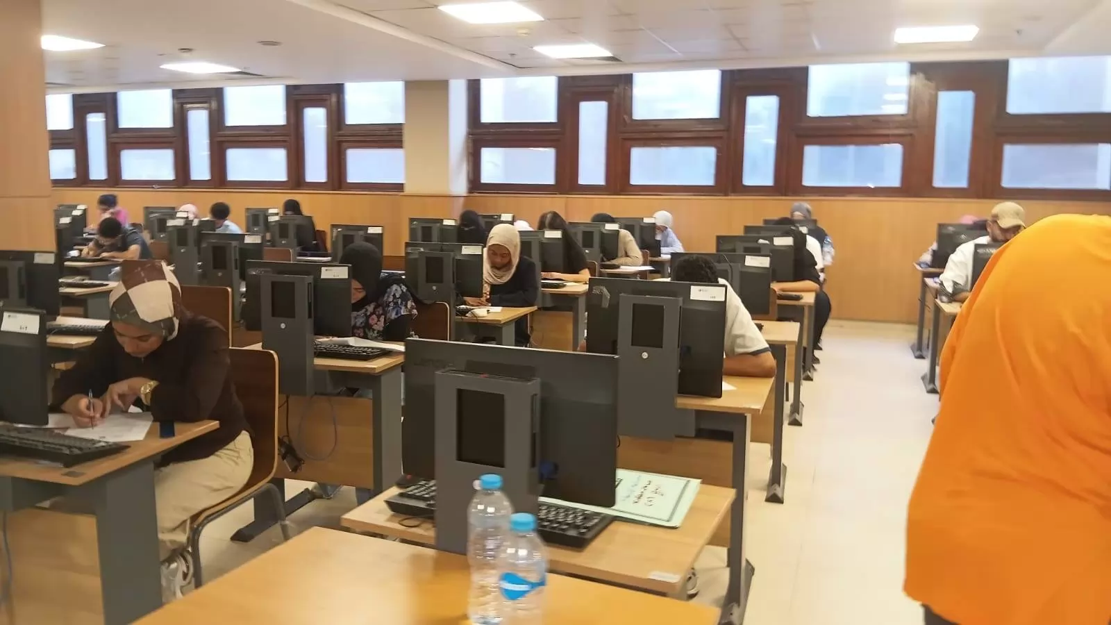 عميد ألسن عين شمس تتفقد امتحانات اَخر العام لمرحلة الليسانس 