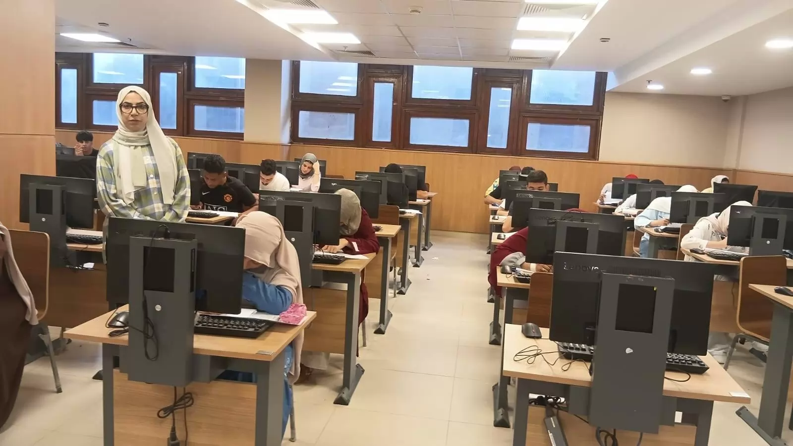 عميد ألسن عين شمس تتفقد امتحانات اَخر العام لمرحلة الليسانس 