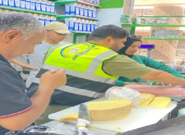 هيئة سلامة الغذاء فرع بدر يضبط 79 كيلو أغذية فاسدة من ماركت شهير.