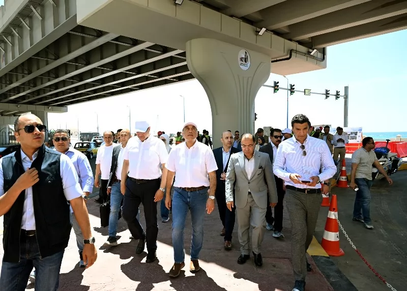 رئيس الوزراء يفتتح أعمال توسعة الكورنيش شرق مدينة الإسكندرية 
