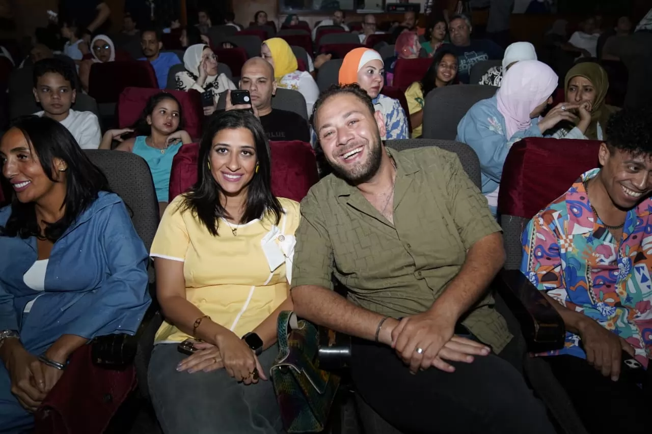 بالصور.. نجوم الدراما والمسرح يشاهدون 