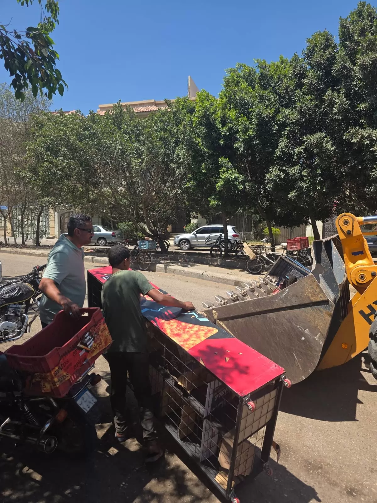 جهاز القاهرة الجديدة يزيل إشغالات التجمع الخامس .. صور