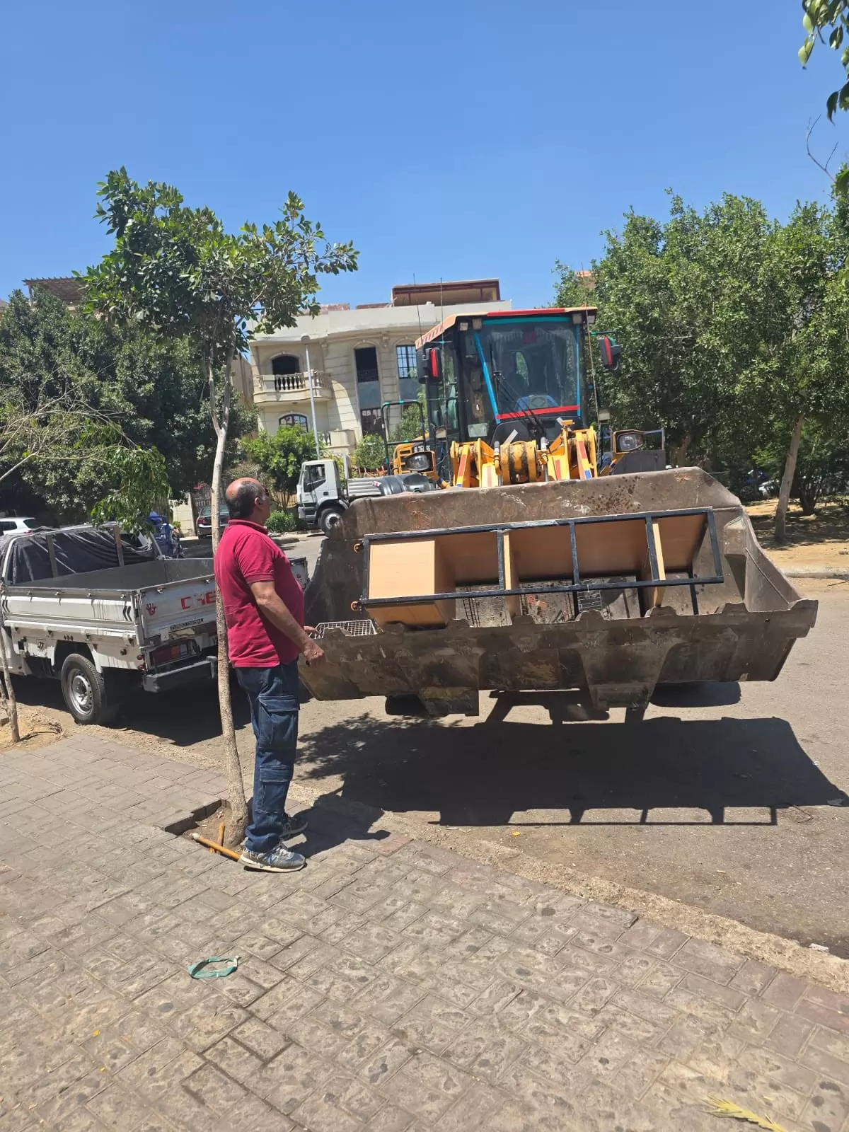 جهاز القاهرة الجديدة يزيل إشغالات التجمع الخامس .. صور
