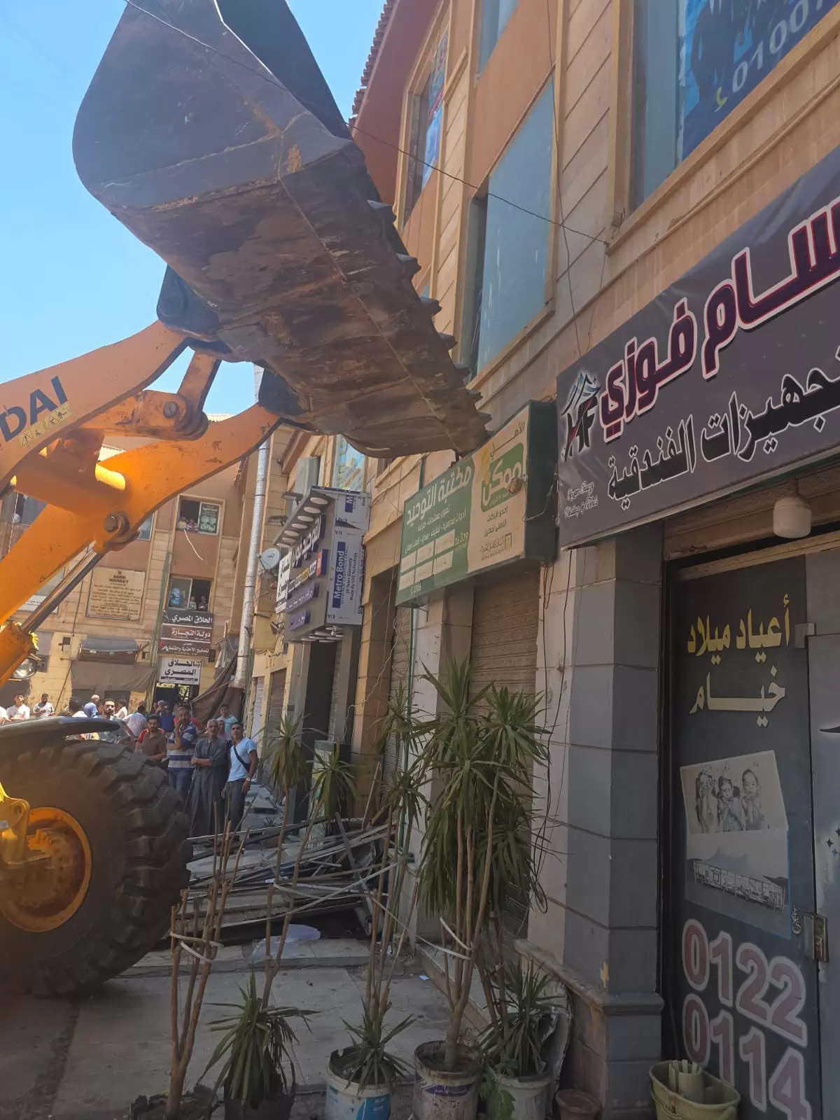 جهاز القاهرة الجديدة يزيل إشغالات التجمع الخامس .. صور
