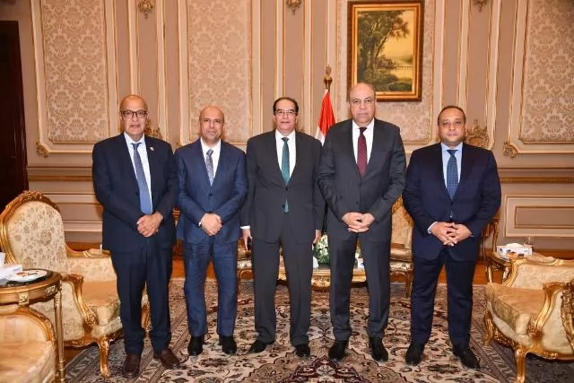 الحفني يستعرض استراتيجيةالوزارة لتعزيزكفاءة واستدامة قطاع الطيران